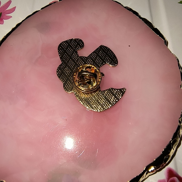 Cute Frog Enamel Pin - Yellow and Green - Picture 3 of 3